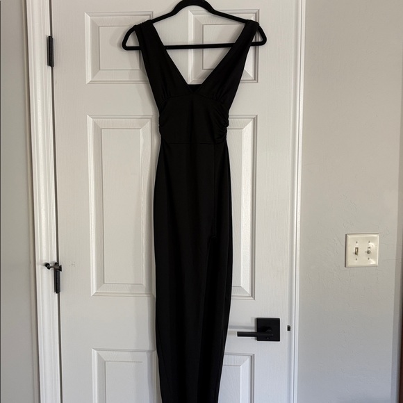 Dresses & Skirts - Elegant Black Evening Dress